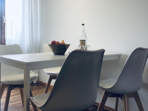 Essplatz mit 4 Stühlen