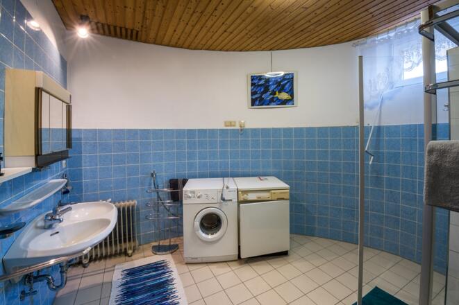 Bad/Dusche mit Waschmaschine und Trockner