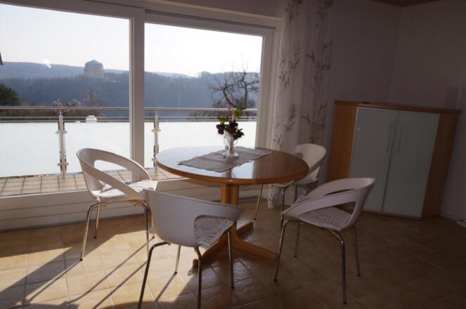 Wohnzimmer mit Blick auf die Befreiungshalle