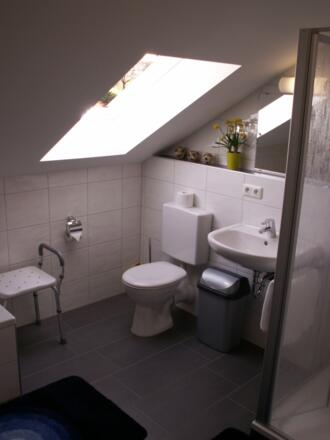 Bad mit Dusche, WC und Badewanne