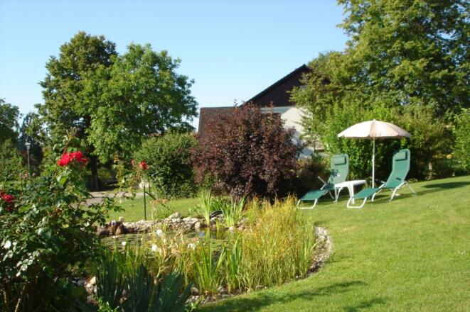 Garten mit Liegewiese der Ferienwohnung Eckinger in Kelheim, Stausacker