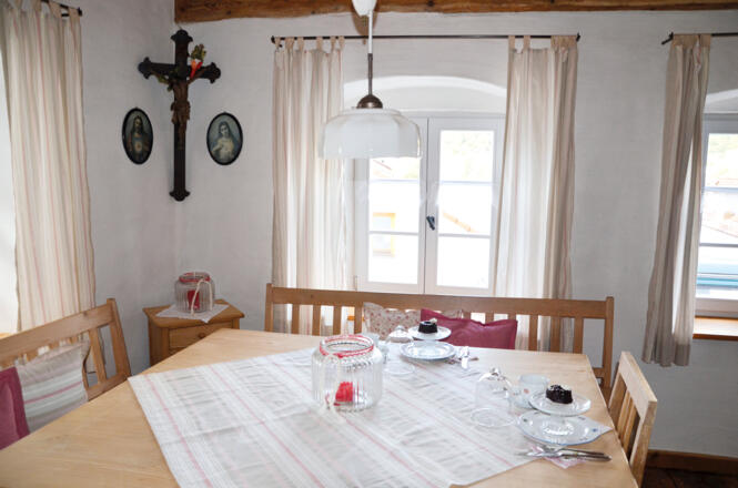 Gemütliche Essecke mit Kamin