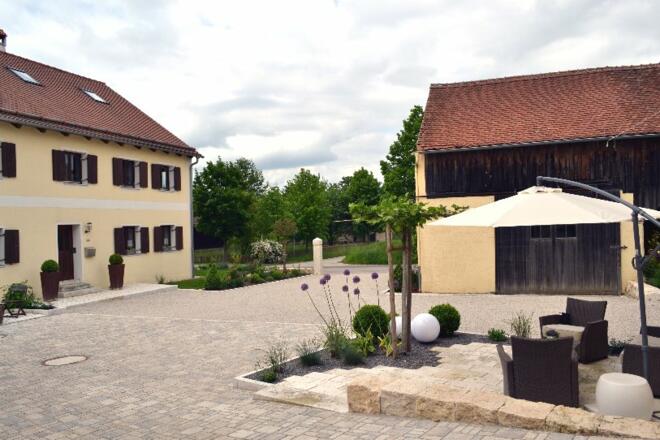 Hofinnenraum mit Sitzplatz