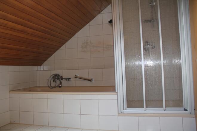 Badezimmer mit Wanne und Dusche