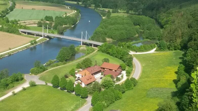 Blick vom Kirchenfelsen auf unseren Hof