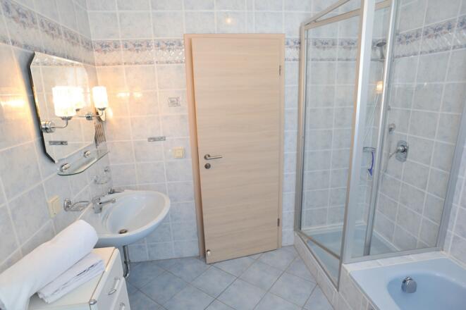 Bad mit Dusche, WC und Badewanne