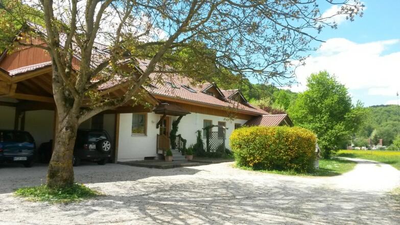 Haupteingang und Carports