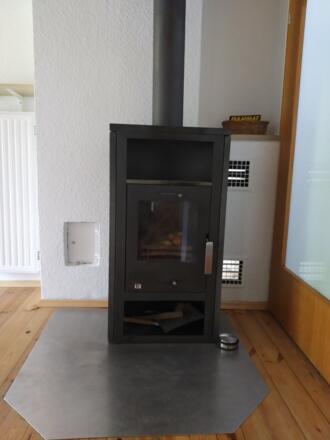 Schwedenofen im Eingangsbereich