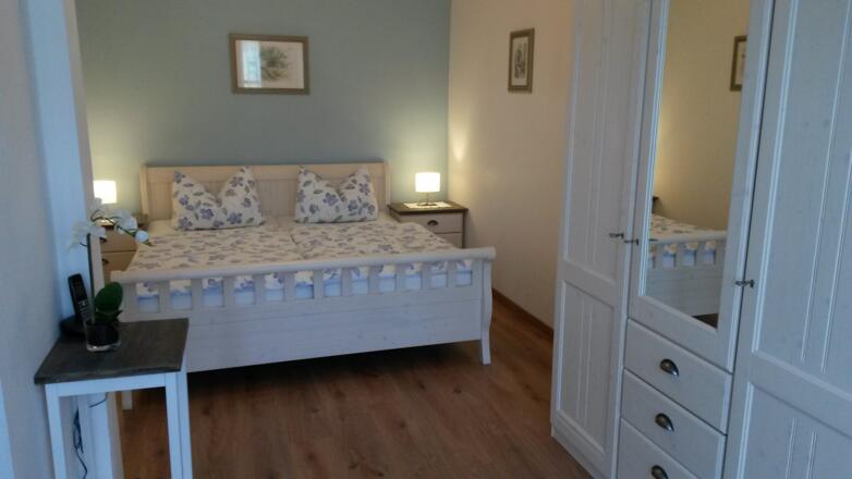 1 von 2 Schlafzimmer Ferienwohnung 2