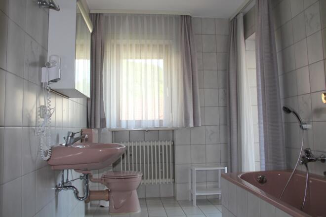 Bad mit Wanne und Dusche