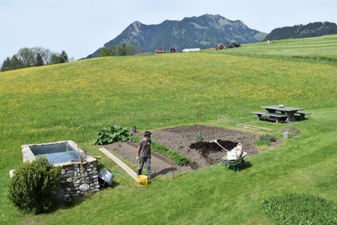 Bauer bei Gartenarbeit