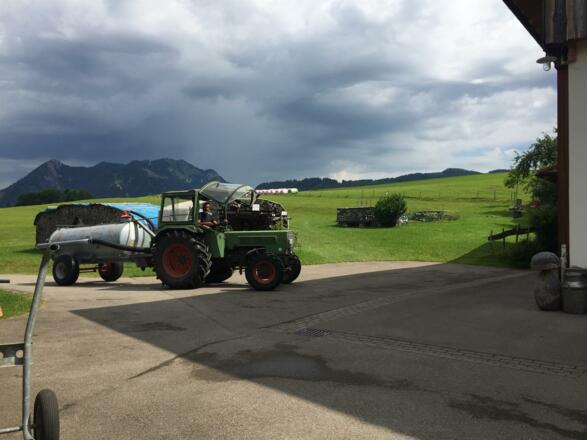 Rolf beim Pschütte (Gülle ausfahren)