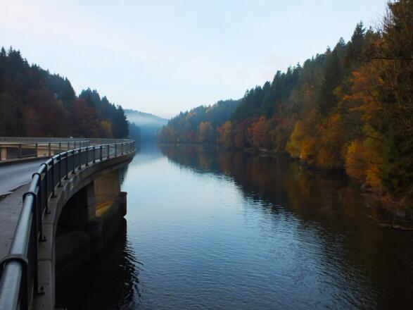 Staumauer mit Überfahrt