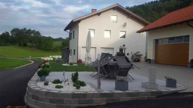 Ferienhaus mit Vorplatz (Foto: Wimmer)