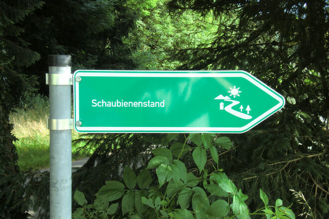 Hinweisschild zum Schaubienenhaus