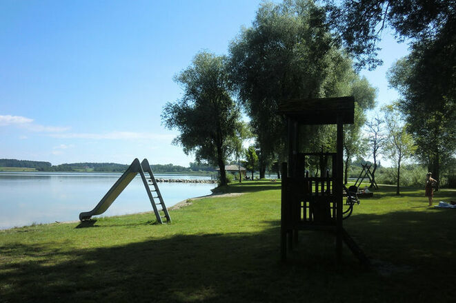 Strandanlag Rimsting - Kinderrutsch und kleiner Holzturm