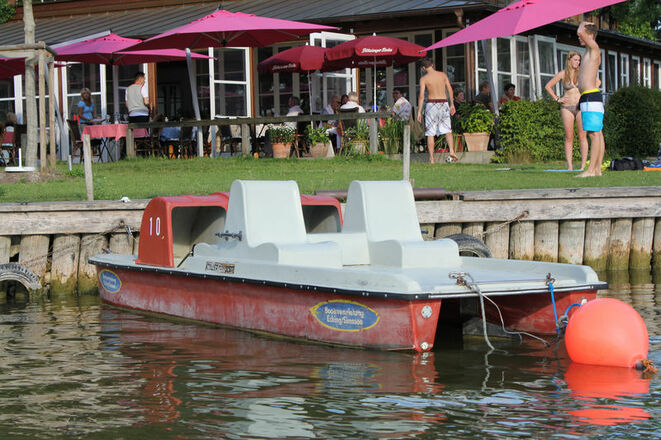 Tretboot am Bootsverleih Badeplatz Ecking.