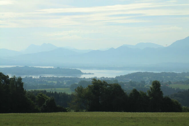 Panoramablick von der Ratzinger Höhe auf den Chiemsee