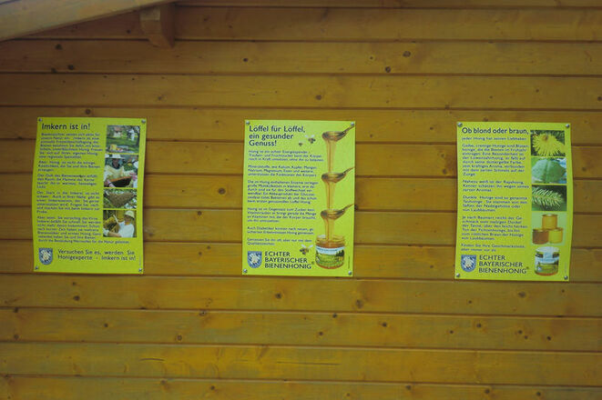 Texttafeln am Schaubienenhaus