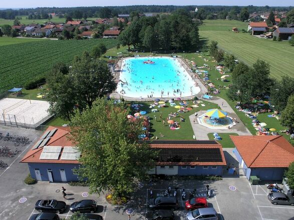Luftaufnahme des Freibades Großholzhausen.