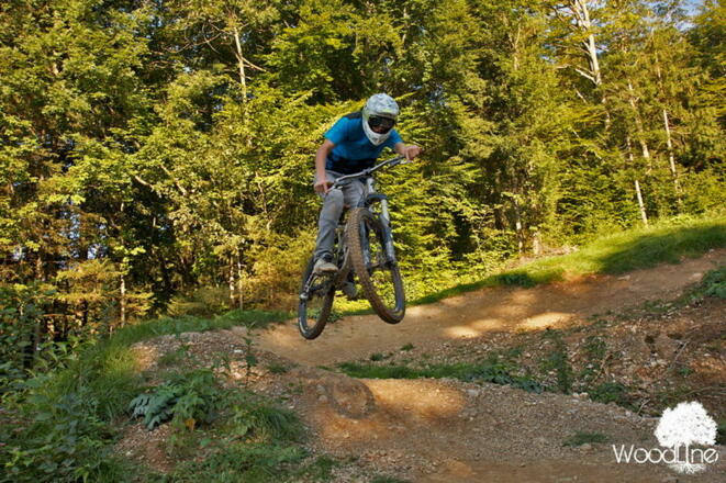 Freerider meistert die Strecke im Bikepark Samerberg.