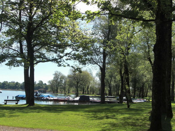 Liegewiese des Strandbades in Rimsting am Chiemsee.