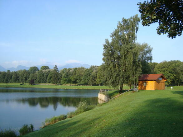 Neubeurer See mit Wasserwacht.