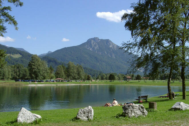 Neubeurer See mit Blick auf den Heuberg.