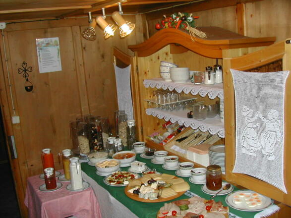 Unser fein zubereitetes Büffet bietet jedem das Seine. z.B. bis zu 12 hausgemachte Marmeladen!!!!