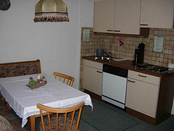 FW für 2-4 Pers., Eigener Balkon, 2 Schlafzimmer, Du, Wc, Wohnküche, Spülmaschine, Kaffeemaschine, ausreichend Geschirr usw. ausgestattet. TV - Anlage mit 60 Sendern.