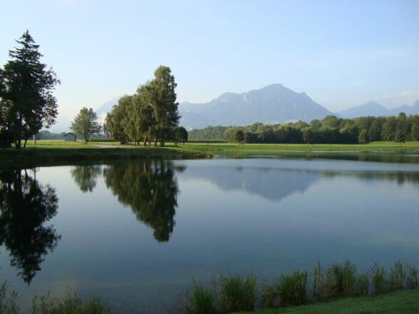 Neubeurer See mit Fernblick auf die Berge.