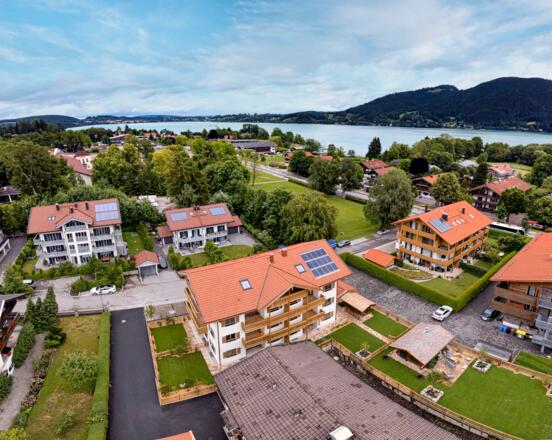 Drohnenaufnahme mit Nähe zum See