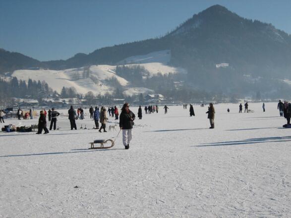Betrieb auf dem zugefrorenem Schliersee