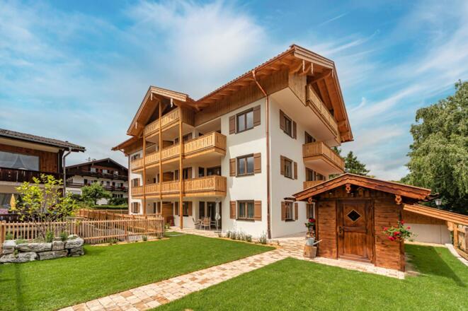 Südansicht mit Gartenanteil zur Mitbenutzung des Appartements Haferlschuh und der dazugehörigen Gartensauna