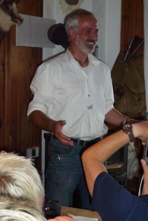 Hüttenwirt Martin Gamper bei der abendlichen Informationsrunde