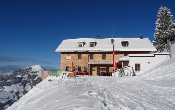 mit den Ski direkt auf die Sonnenterrasse