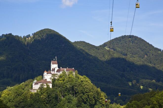 Schloss Hohenaschau mit Kampenwandseilbahn