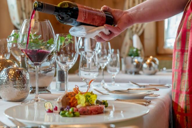 Böglerhof Wein einschenken