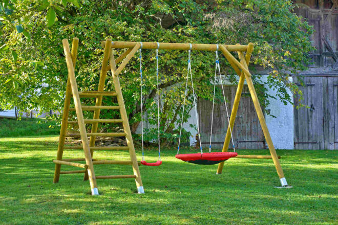 Spielplatz mit Schaukel