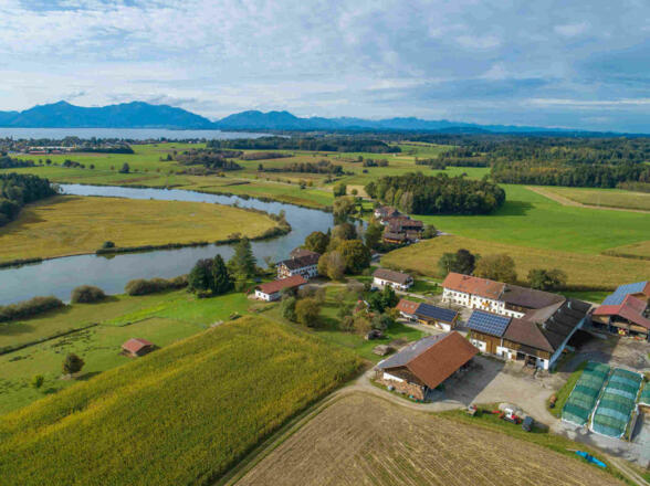 Luftbild mit Blick auf den Hof, die Alz und Chiemgauer Alpen