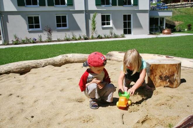 Sandkastenanlage mit Kindern