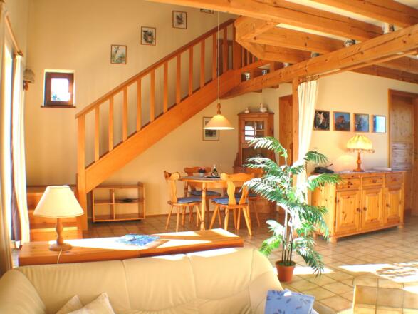 Essplatz und Aufgang in das Obergeschoß