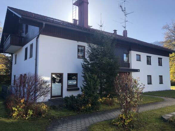 Hausansicht mit Terrasse