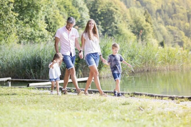 Seeufer neben Spielplatz