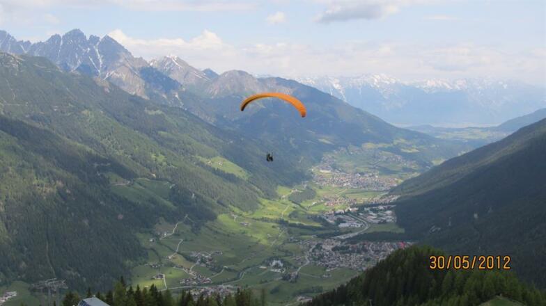 Das Stubaital aus der Sicht eines Paragleiters ...