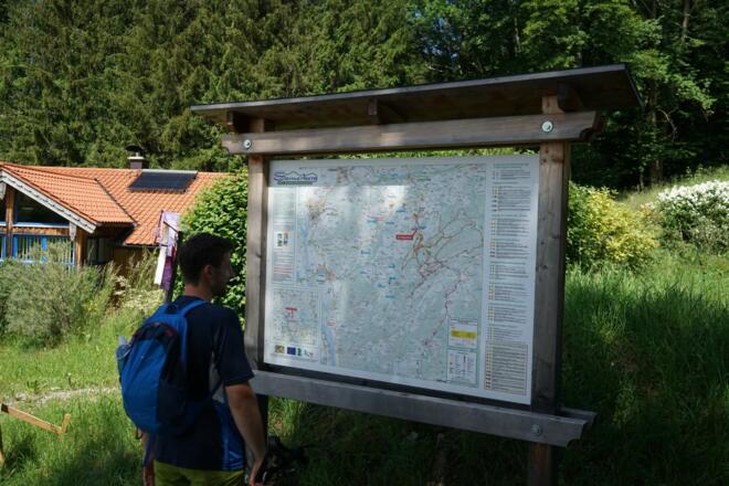 Übersichtstafel an der Talstation der Hochriesbahn
