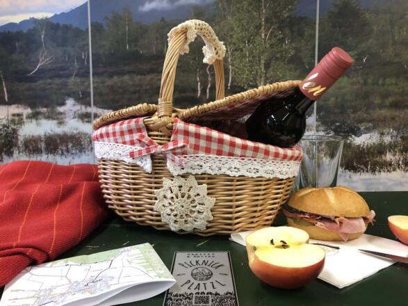 Gefüllter Picknickkorb aus dem Dorfladen