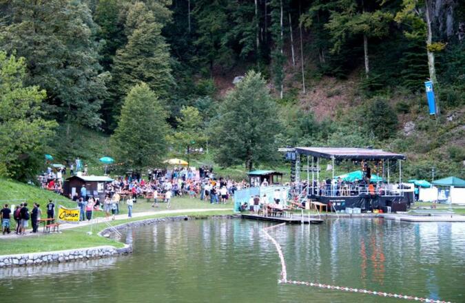 Bühne am Luegstocksee anlässlich des Musikfestivals.