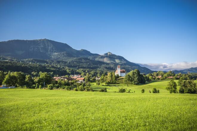Blick auf Grainbach mit der Hochries im Hintergrund