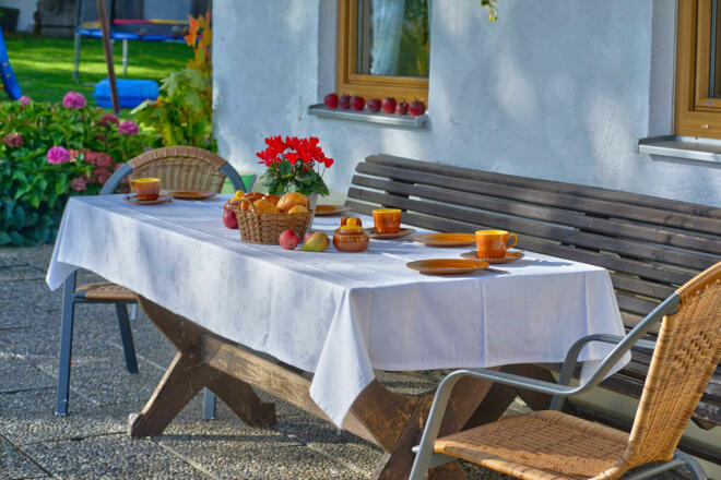 Terrasse mit Sommerbank